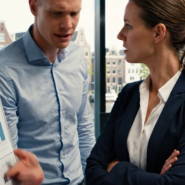 Na vijftien jaar het bedrijf te hebben opgebouwd, heeft de raad van bestuur de schoonzoon van de CEO op mijn plek gezet. Terwijl ik mijn bureau aan het inpakken was, ging mijn telefoon – onze grootste concurrent vroeg om een gesprek…