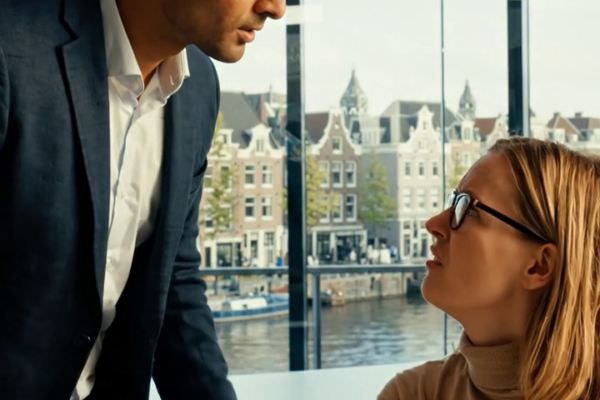 De avond dat mijn moeder vanuit de balzaal glimlachte en mijn broer stilletjes stuurde om de sloten van mijn appartement te vervangen, begreep ik eindelijk wat voor dochter ze altijd van me hadden verwacht