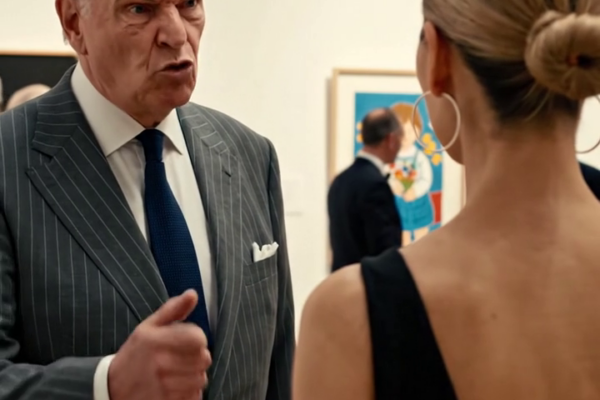 Drie jaar catering leerde me onopvallend te blijven tussen rijke mensen, maar tijdens een opening in een chique galerie verstijfde ik toen ik een schilderij zag hangen dat ik op mijn zesde had gemaakt, met een prijskaartje van $150.000. Op het moment dat ik zei: “Meneer, dat werk is van mij,” lachte de eigenaar me uit en riep de beveiliging, zonder te beseffen dat het geheim achter de lijst juist datgene was wat ieders aandacht in de zaal zou trekken.