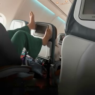 De vrouw achter ons zette haar blote voeten op de stoel van mijn man – dus ik zorgde ervoor dat ze er de hele vlucht spijt van zou krijgen. Een waargebeurd verhaal over een lange vlucht, een onbeschofte passagier en een vrouw die uiteindelijk besloot dat ze er genoeg van had.