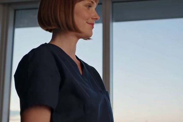 Na acht jaar dubbele diensten in het ziekenhuis te hebben gewerkt, kocht ik mijn eerste appartement op de 14e verdieping met uitzicht op de skyline van Portland en nodigde ik mijn hele familie uit om het te vieren – ze zeiden allemaal: ‘druk’. Die avond plaatste ik precies één foto van de kamerhoge ramen, mijn telefoon begon non-stop te trillen en ze verschenen zelfs op mijn werkplek. Ik zweeg, knikte ja tegen een diner… en bereidde iets voor waardoor ze zich zouden realiseren wat ze gemist hadden. – Nieuws