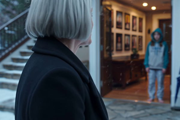 Op mijn zestiende verjaardag ‘vergeten’ mijn broers en zussen me thuis met een briefje waarop stond: ‘Blijf uit het zicht, rare snuiter.’ Een uur later ging de deurbel en een vreemde vrouw zei: ‘Je vader heeft je weggegeven. Nu ben je van mij… en zijn bedrijf ook.’