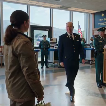 Ze maakten opmerkingen over haar militaire jas, totdat een viersterrengeneraal haar salueerde
