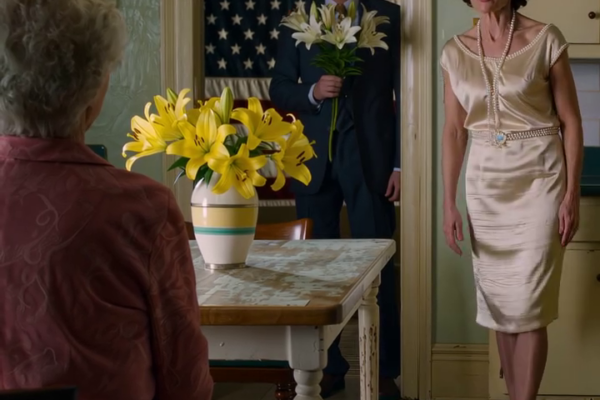 Op Moederdag stond mijn miljonairzoon aan mijn deur met gele bloemen, keek me aan en vroeg botweg: “Mam, gaat het goed met de $ 5.000 die Clara elke maand stuurt?” Ik stikte in mijn woorden: ‘Zoon, ik leef van de hulp van de kerk.’ Op dat moment verscheen mijn schoondochter met een koude glimlach, terwijl haar parfum naar binnen dreef, ze raakte zijn mouw aan en zei een zin die mijn glimlach deed bevriezen. – Nieuws