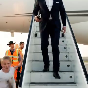 “Meneer! Alsjeblieft, stap niet in dat vliegtuig!” — Een jongen op blote voeten rende de landingsbaan op en pakte de privéjettrap van een miljardair… Minuten later vonden monteurs een verborgen apparaat in de vleugel.