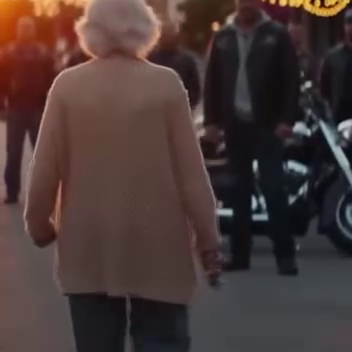 De eenzame oude vrouw stak de straat over en bood zeven dollar aan aan een motorbende – ‘Het is alles wat ik heb… Breng mijn kat alsjeblieft terug,’ fluisterde ze, en hoewel ze er uitzagen als problemen, begon alles in dat stadje op het moment dat ze haar verhaal hoorden voor altijd te veranderen