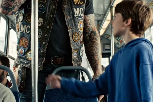 ‘Je kunt hier zitten.’ — Mijn zoon stond zijn stoel af aan een stille vreemdeling in de bus, en ik dacht dat het maar een kleine daad van vriendelijkheid was… totdat de chauffeur de volgende ochtend aan onze deur verscheen met een kindertekening waaruit bleek dat hij zojuist in een herinnering was gestapt die iemand al jaren met zich meedroeg: het rustige moment dat een rouwende man hielp eindelijk weer te gaan zitten