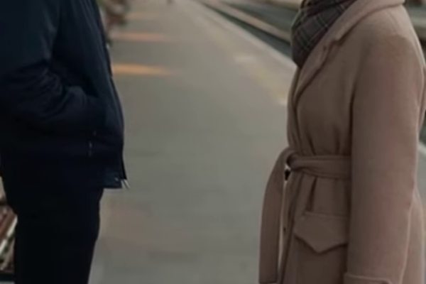 De zoon liep weg van zijn moeder op een rustig treinstation – “Ik kan niet meer voor je zorgen”, zei hij koeltjes, maar op het moment dat ze onthulde wat er in de koffer zat, negeerde hij, alles waarvan hij dacht dat het van hem was, verdween