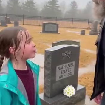 “Ben jij mijn opa…?” – Het kleine meisje fluisterde tegen het graf van zijn zoon in de regen, en op het moment dat de gevreesde motorrijder besefte dat ze de kleindochter was waarvan hij nooit wist dat ze bestond, begon het leven dat hij op geweld bouwde zich te ontrafelen in iets waarvan hij nooit dacht dat hij het verdiende
