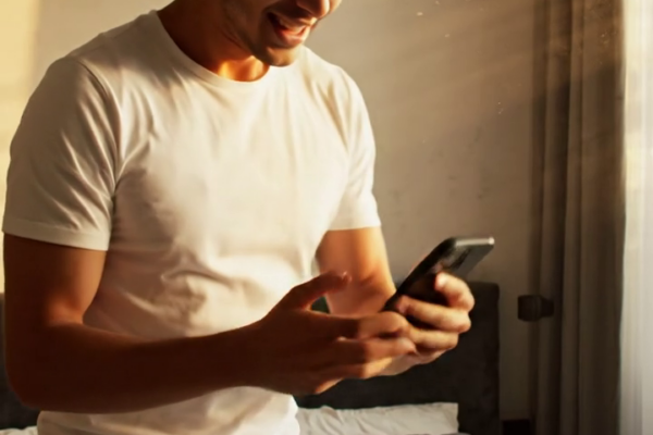 Mijn man zei welterusten nadat hij ons het avondeten had opgediend en fluisterde zachtjes in zijn telefoon: ‘Het is klaar’ – terwijl ik op de grond lag, niet in staat om te bewegen of zelfs maar te ademen, beseffend dat er iets vreselijk mis was en dat ik misschien niet zou overleven wat hij daarna had gepland