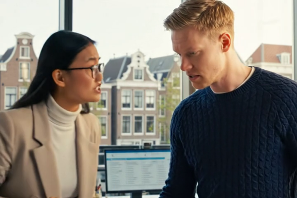 Een vader kwam thuis van zijn werk en vond zijn dochtertje zwak op de grond bij de ingang liggen, terwijl zijn vrouw er vreemd kalm uitzag – totdat een arts op de eerste hulp stilletjes signalen herkende dat er thuis iets ernstig mis was.