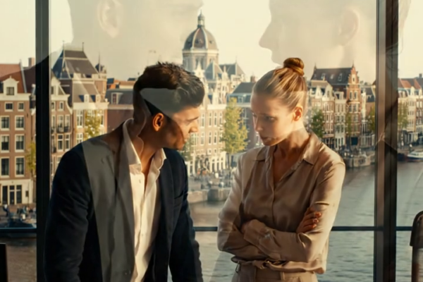 “Sterf rustig.” Mijn schoonmoeder schonk kokende thee over me heen tijdens een dodelijke allergische reactie terwijl mijn man toekeek, niet wetende dat verborgen camera’s hun levensverzekeringsmoordcomplot naar de politie streamden