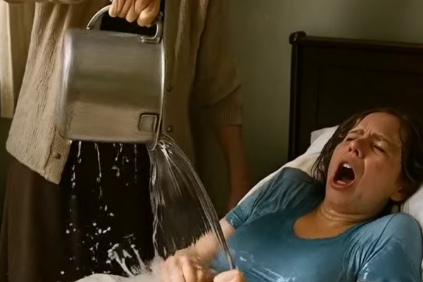 Mijn schoonmoeder redde die ochtend mijn leven met een emmer ijskoud water. Het was geen wreedheid, maar een laatste, wanhopige poging om mij uit een afgrond te trekken waarvan ik niet eens wist dat die mij verteerde. Een week nadat ik mijn baby had verloren, was ik niet alleen maar aan het rouwen. Ik was stilletjes aan het sterven. En zij was de enige die het zag.