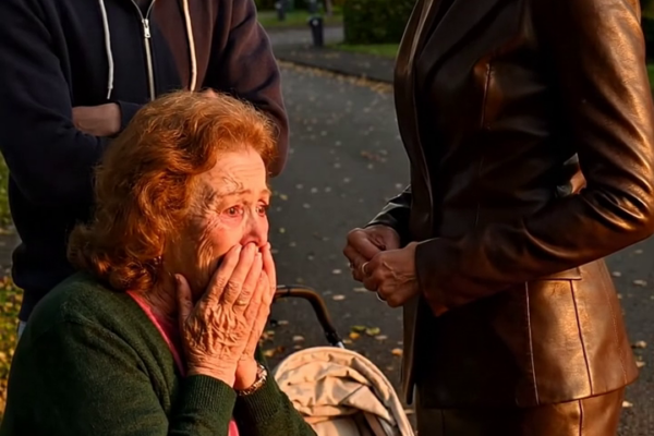 Mijn zoon verkocht hun huis, gaf zijn vrouw $620.000 om “opnieuw te beginnen”, en stond toen met koffers voor mijn deur. Toen ik zei: “Nee, je gaat hier niet wonen”, gaf ze me een klap op mijn eigen veranda. Ik belde mijn advocaat, en de dag dat ze die envelop openden, stond ons hele gezin op zijn kop.
