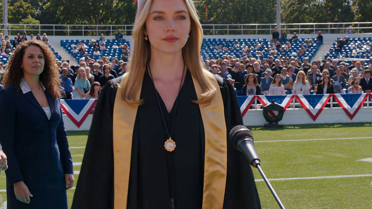 Mijn zus en ik studeerden samen af aan de universiteit, maar mijn ouders betaalden alleen voor haar collegegeld omdat ze zeiden dat zij potentieel had en ik niet, en vier jaar later, toen we afstudeerden, zorgde wat ze zagen ervoor dat mijn moeder de arm van mijn vader pakte en fluisterde: ‘Harold… wat hebben we gedaan?’ – Nieuws